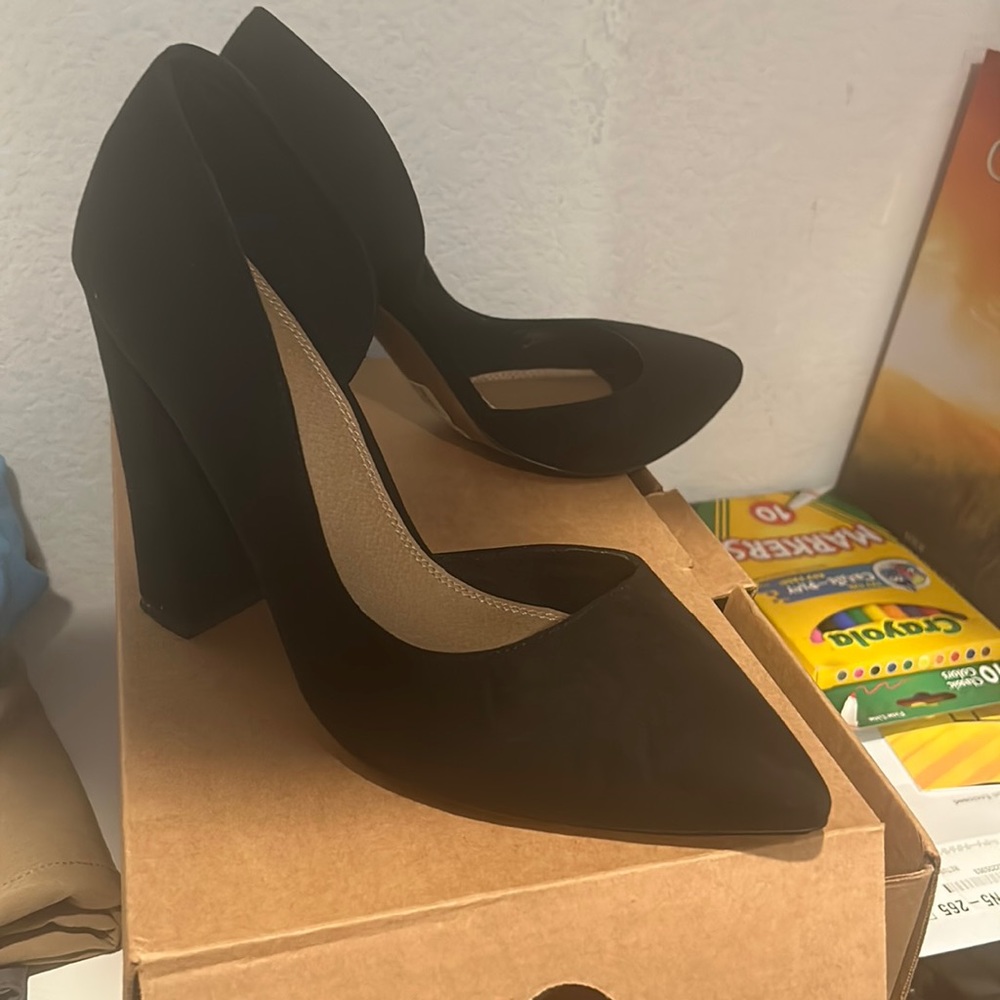 Suede chunky heels. Wide shoes